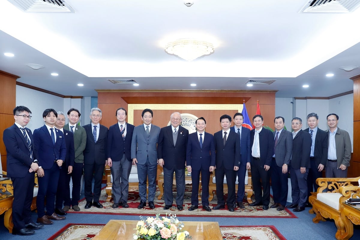 Minister of Agriculture and Environment Do Duc Duy took a souvenir photo with the delegation led by Mr. Tsutomu Takebe. Photo: Khuong Trung.