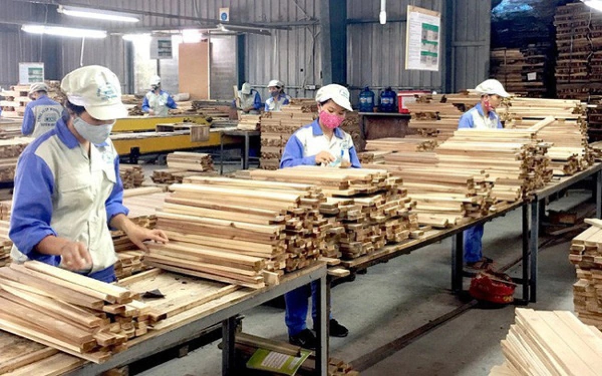 Wood and seafood products are Vietnam's largest exports to the United States. Photo: TL.