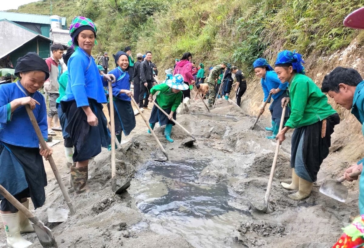 Nghe theo cán bộ, những con đường bê tông đã được bà con vùng cao chung sức làm để dẫn lối về bản. Ảnh: Đào Thanh.