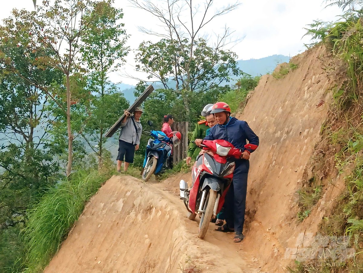 Câu chuyện vận động người Mông, người Nùng ở các thôn bản của cán bộ xã Thèn Chu Phìn cũng nhỏ xíu, gập ghềnh khó đi như con đường về bản. Ảnh: Đào Thanh.