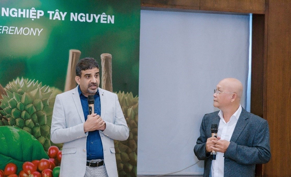 Kg Krishnamurthy (left), Head of Crop Science (Bayer Vietnam), delivering a speech at the signing ceremony. Photo: Nguyen Bao.