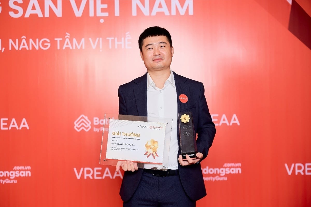 Anh Nguyễn Văn Sen được trao Giải thưởng Nhà môi giới bất động sản Việt Nam do Batdongsan.com.vn tổ chức. Ảnh: Batdongsan.com.vn.