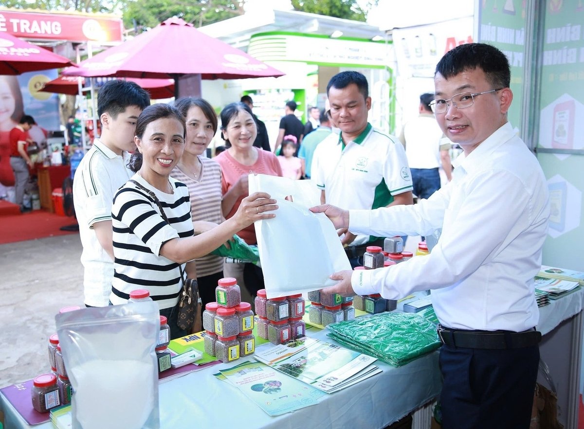 Gian hàng của Phân lân Ninh Bình thu hút sự quan tâm của đông đảo bà con nông dân tới tham quan, tìm hiểu. Ảnh: NFC.