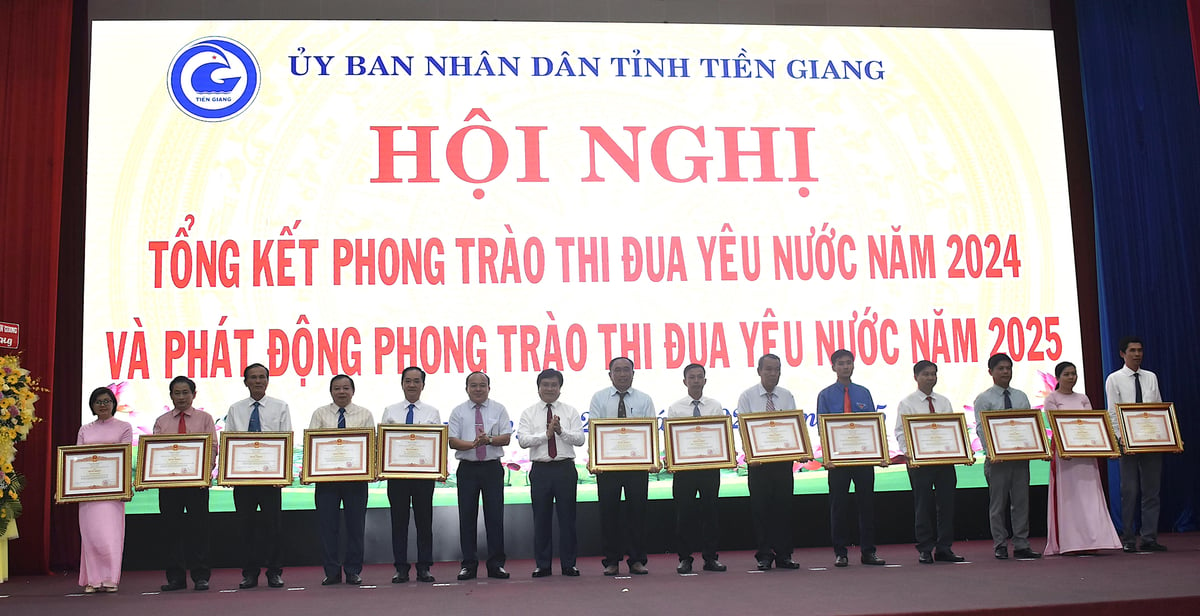 UBND tỉnh Tiền Giang vừa tổ chức hội nghị tổng kết phong trào thi đua yêu nước năm 2024 và phát động phong trào thi đua yêu nước năm 2025. Ảnh: Minh Đảm.