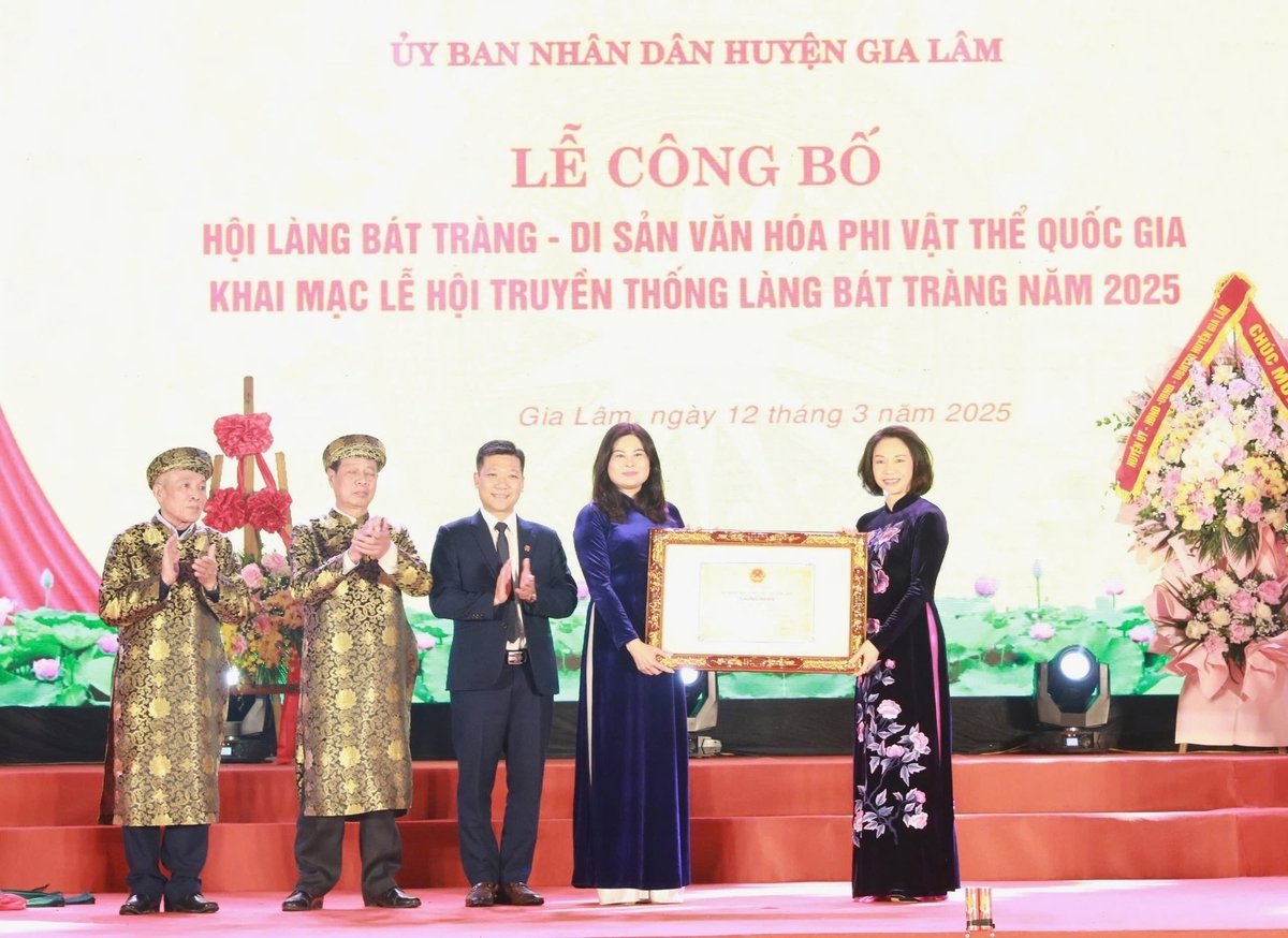 Phó Chủ tịch UBND TP Hà Nội Vũ Thu Hà (bên phải) trao chứng nhận lễ hội làng Bát Tràng là di sản văn hóa phi vật thể quốc gia cho xã Bát Tràng và huyện Gia Lâm. Ảnh: Nguyễn Trường.