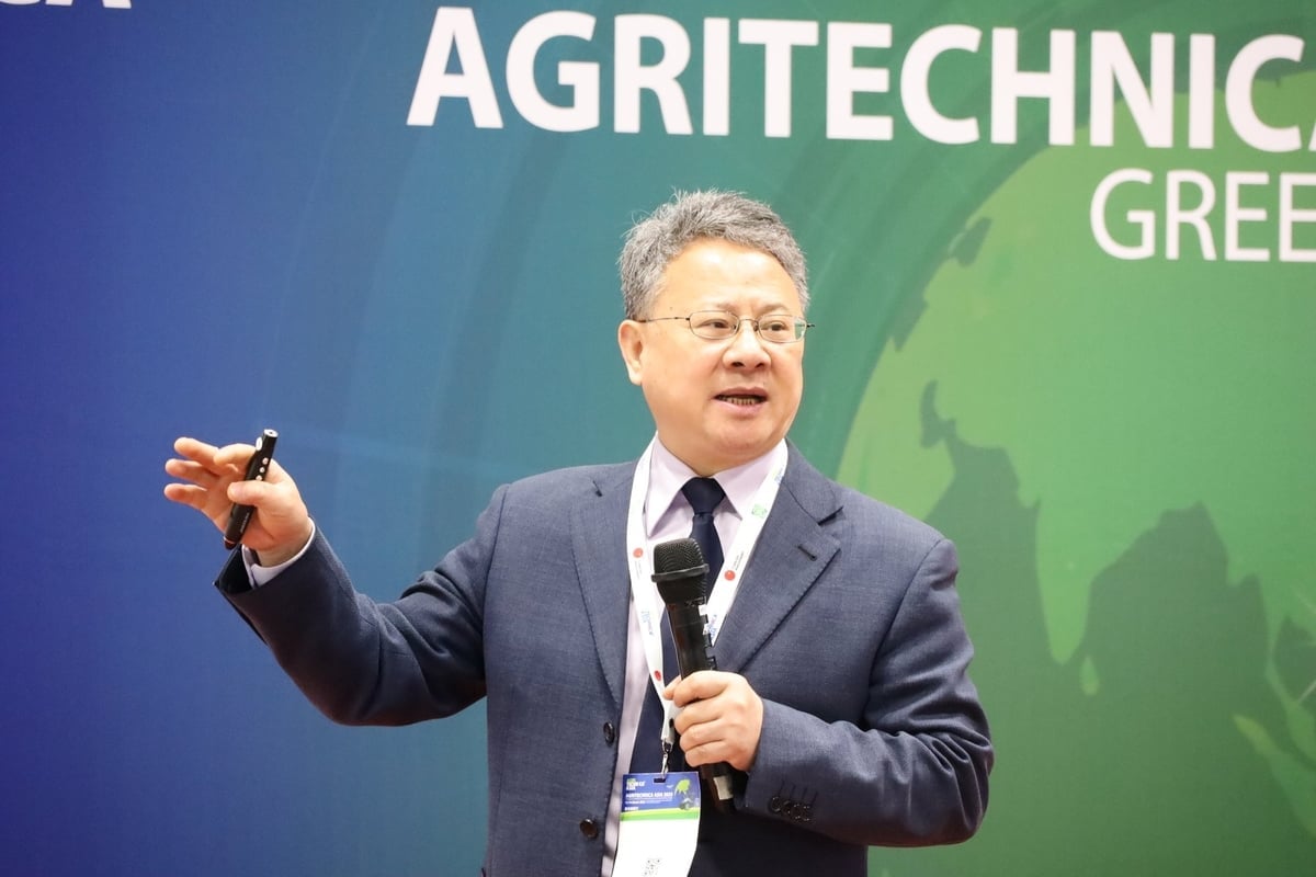 Professor He Xiongkui from China Agricultural University introduces automation technology for fertilization and pesticide spraying. Photo: Phuong Linh.