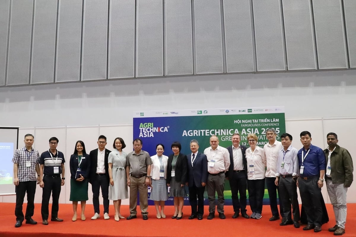 Delegates from China, Vietnam, Germany, and the Philippines took a commemorative photo at the forum 'Pioneering the Future: Smart and Green Agriculture.' Photo: Phuong Linh.