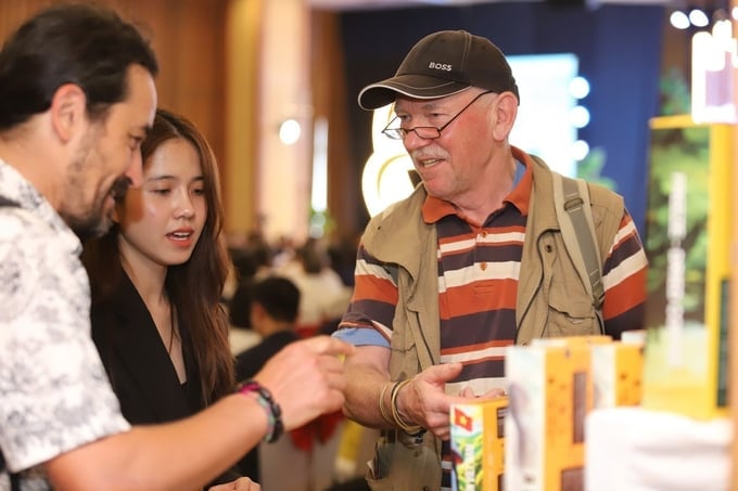 Foreign delegates discuss with Vietnamese businesses about the origin of coffee products. Photo: Pham Hoai.