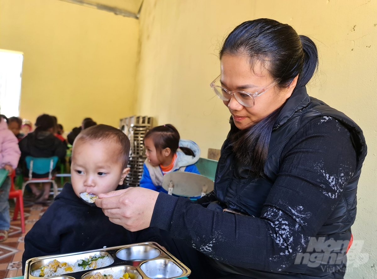 Với lũ trẻ vùng cao, người thầy, người cô không chỉ đơn thuần là giáo viên, mà còn là người cha, người mẹ thứ hai của chúng. Ảnh: Đào Thanh.