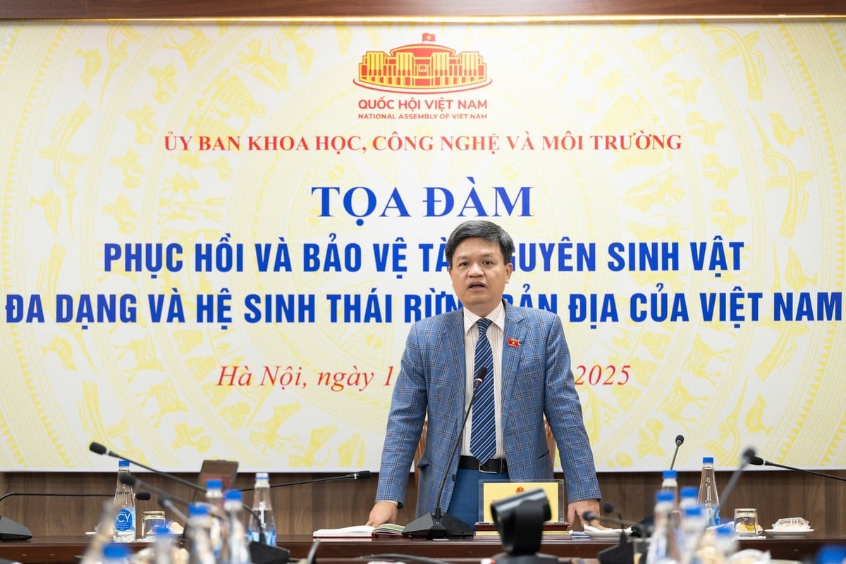 Ông Tạ Đình Thi, Phó Chủ nhiệm Uỷ ban Khoa học, Công nghệ và Môi trường của Quốc hội, chủ trì toạ đàm. Ảnh: Phạm Thắng.