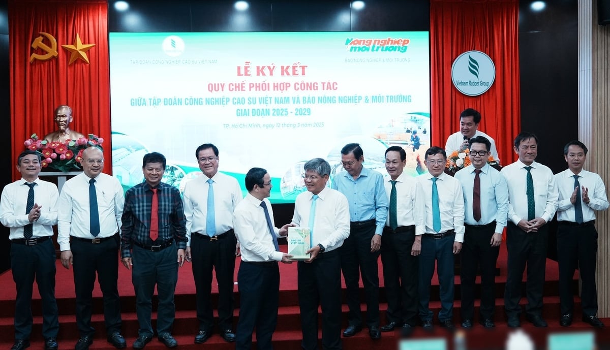 VRG leaders present the book set 'History of Rubber' to Agriculture and Environment Newspaper. Photo: Phuc Lap.