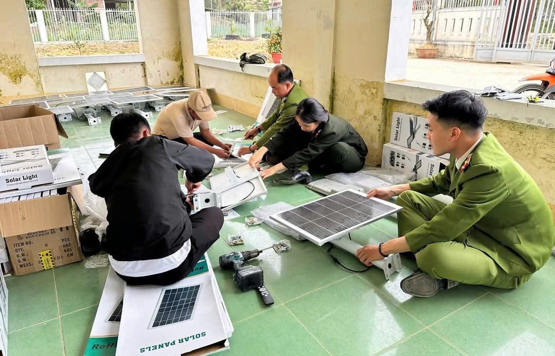 Công an xã Quảng Nhâm bàn giao bàn giao camera và đèn năng lượng mặt trời cho chính quyền địa phương. Ảnh: CA.