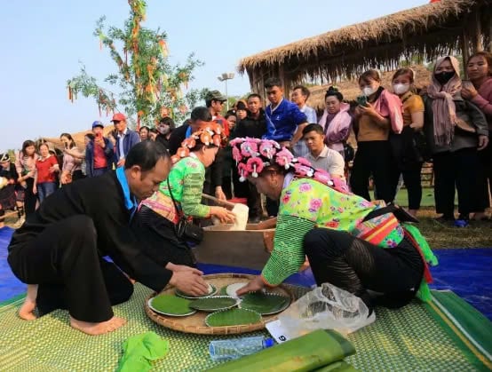 Giã bánh dày là nét sinh hoạt cộng đồng của đồng bào dân tộc Mông, huyện Điện Biên Đông, tỉnh Điện Biên. Ảnh: T.H