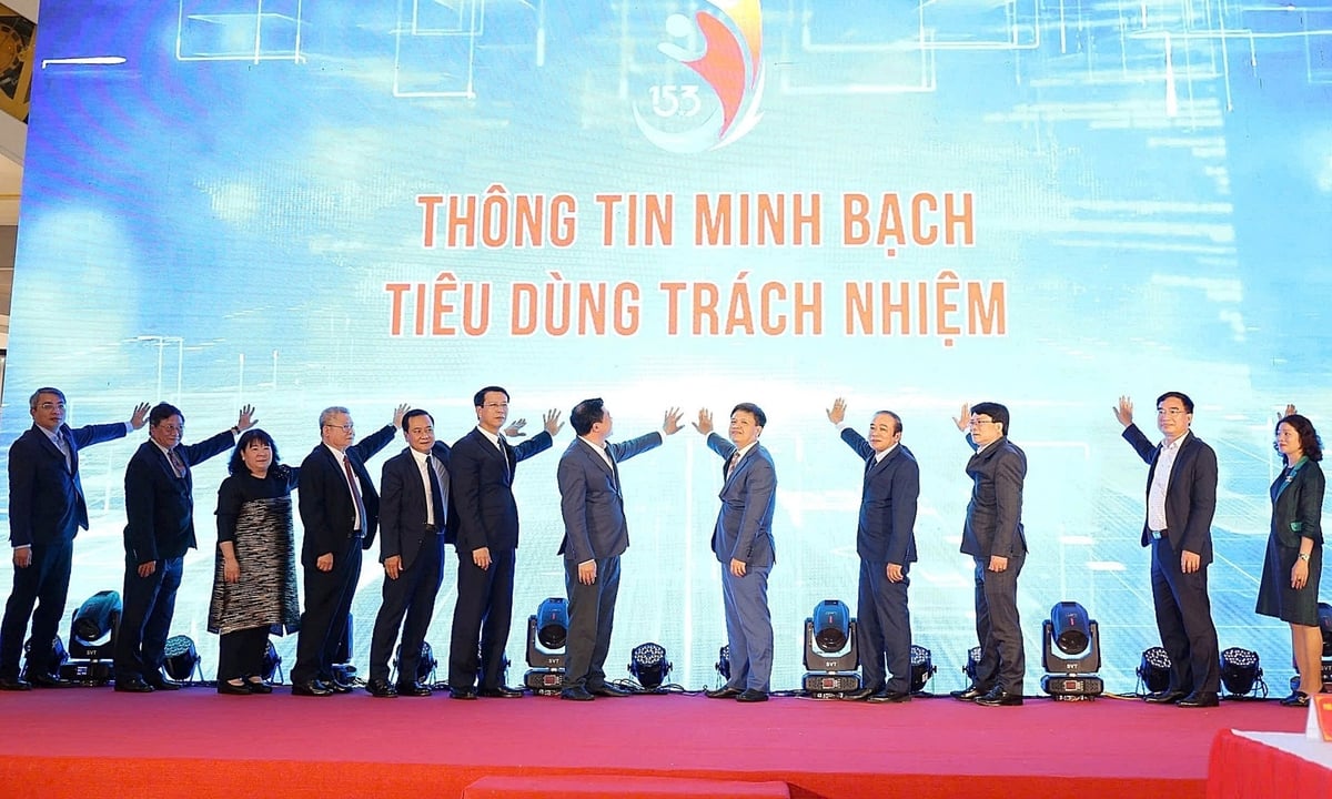 Các đại biểu bấm nút khởi động chương trình. Ảnh: MOIT.