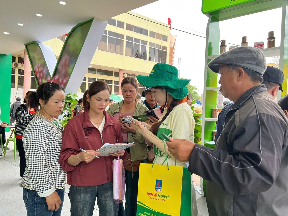 Gian hàng của Phú Mỹ thu hút đông đảo người quan tâm trong khuôn khổ lễ hội.