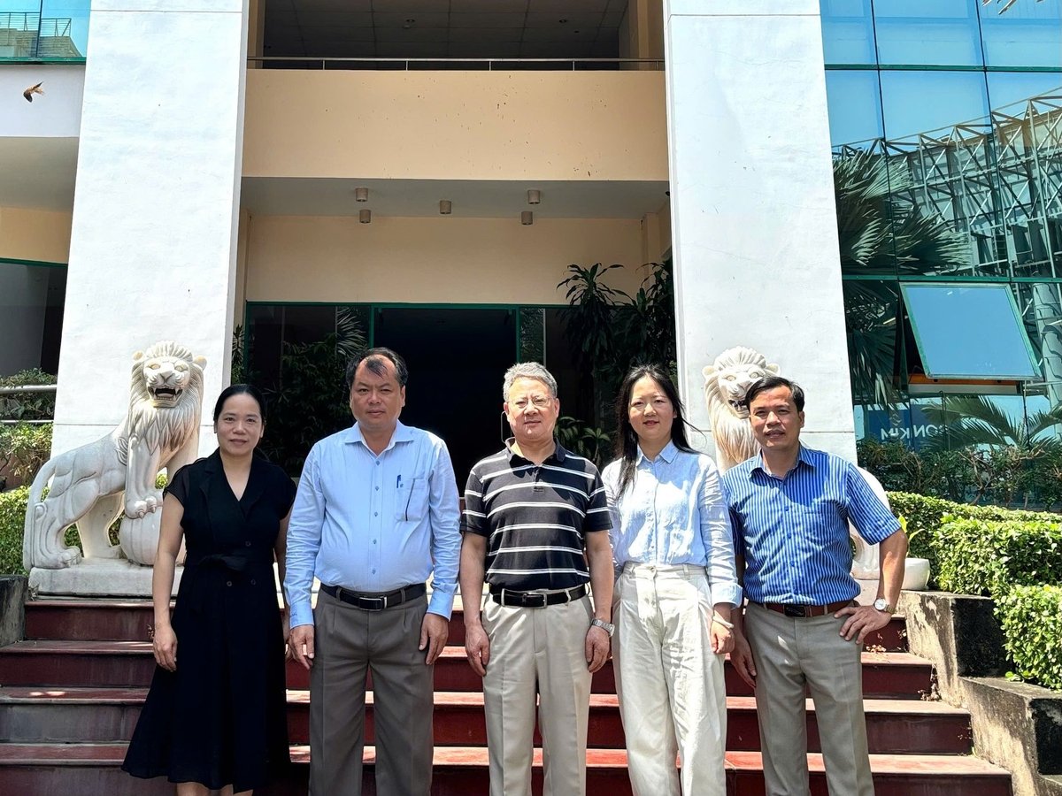 On March 14, Prof. He Xiongkui - China Agricultural University (center), Ms. Lao Suchan - Guangxi Sugo Agricultural Development Co., Ltd (left) and Ms. Elinor Zuo - DLG China office (right) visited and discussed cooperation opportunities with the Institute Of Agricultural Science For Southern Vietnam. Photo: Kieu Chi.