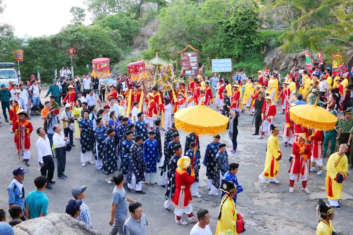 Lễ hội vía Bà Chúa Xứ Núi Sam ở TP Châu Đốc được UNESCO ghi danh vào danh sách Di sản văn hóa phi vật thể đại diện của nhân loại và khai hội vía Bà Chúa Xứ núi Sam năm 2025. Ảnh: Lê Hoàng Vũ.