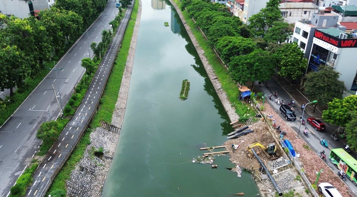 Thu gom, xử lý nước thải và bổ cập để duy trì dòng chảy để phục hồi các dòng sông Tô Lịch. Ảnh: Thành Long.