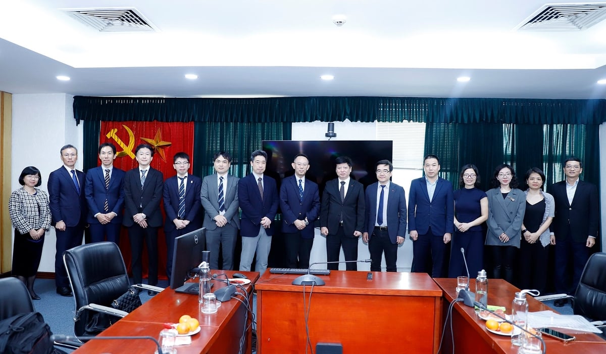 The two sides took a group photo at the end of the working session. Photo: Khuong Trung.