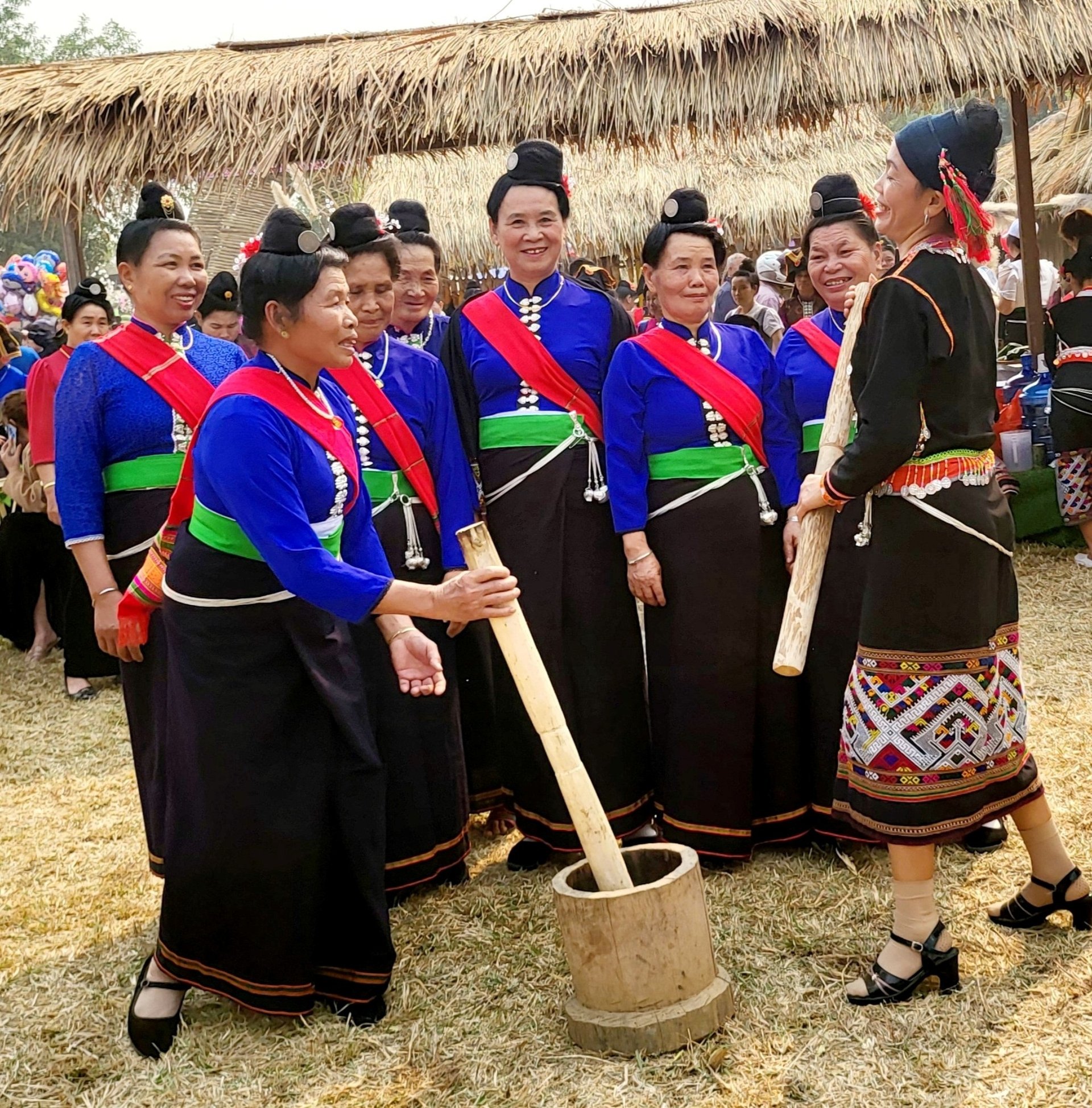 Tại không gian văn hóa vùng cao, các dân tộc tham gia đều mang những sản phẩm rất độc đáo, đặc trưng nhất của dân tộc mình để tham dự tại các gian trưng bày nhằm quảng bá văn hóa, đời sống sinh hoạt cộng đồng tới đông đảo du khách và cùng trải nghiệm.  Trong ảnh: Các mẹ, các chị người dân tộc Lào (áo xanh) vui bên cối giã gạo, tái hiện lại một phần đời sống sinh hoạt của người Khơ Mú. Ảnh: T.H.