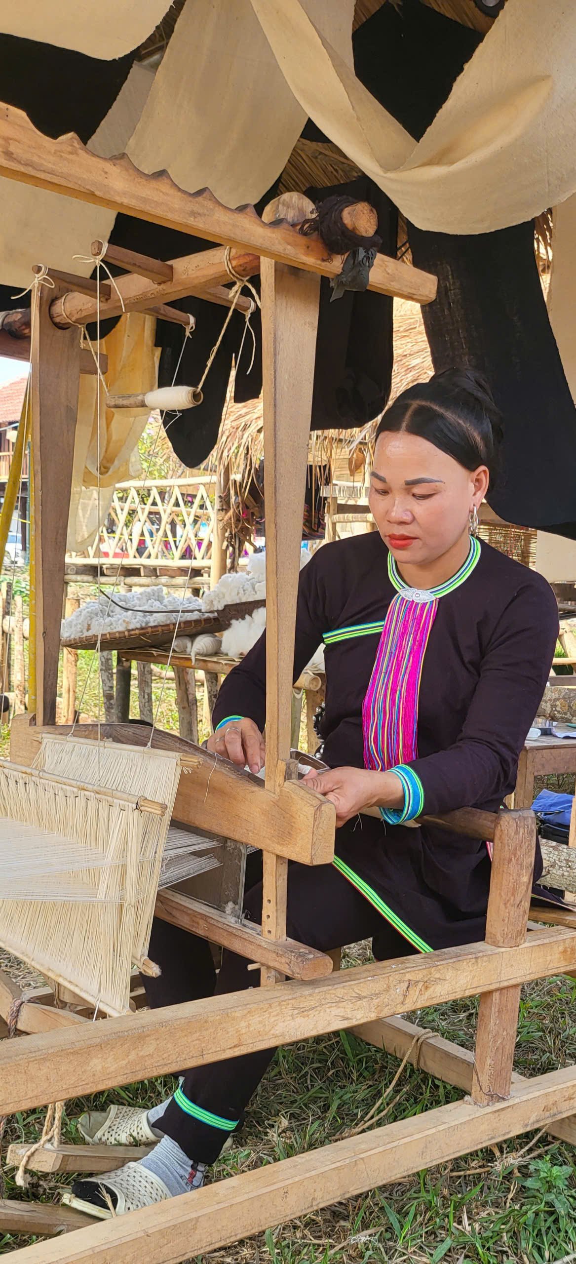 Gian trưng bày của dân tộc Kháng huyện Tủa Chùa mang đến là khung cửi dệt vải để giới thiệu nét đời sống sinh hoạt của dân tộc mình. Sợi bông vải được làm từ cây bông trồng trên nương, quan nhiều công đoạn thu hoạch, cán hạt se sợi...hoàn toàn lành tính, an toàn, thân thiện với môi trường. Vải dệt ra được các chị, các mẹ may túi, khăn, làm đệm, làm chăn. Ảnh: T.H