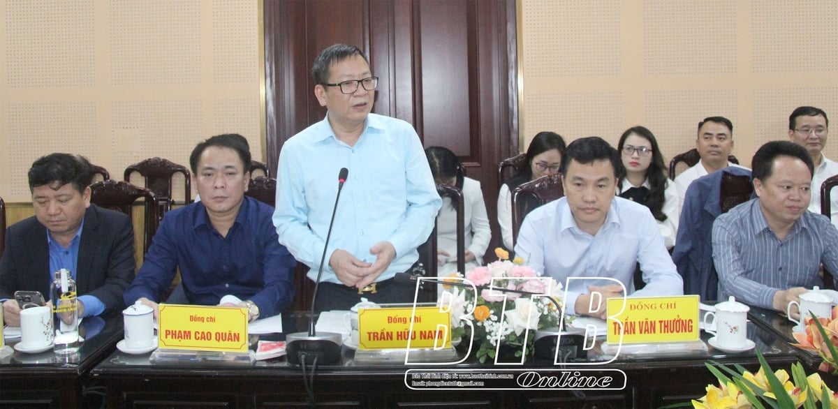 Hung Ha District Party Secretary Tran Huu Nam (standing) speaks at the conference. Photo: Thai Binh Newspaper.