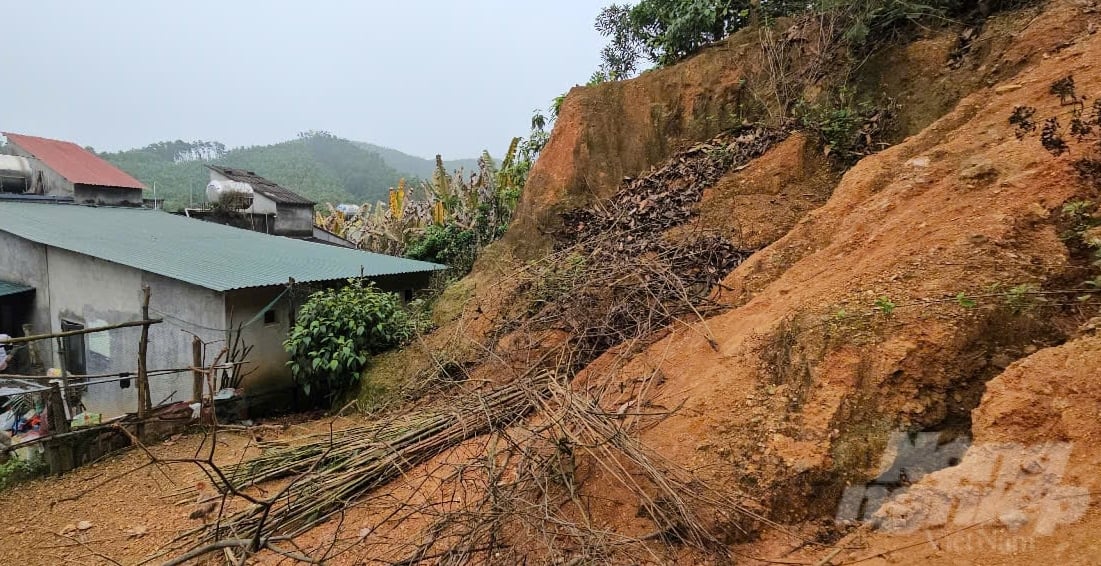 Khu vực có nguy cơ sạt lở tiếp giáp với công trình xây dựng dân sinh. Ảnh: Quốc Toản.