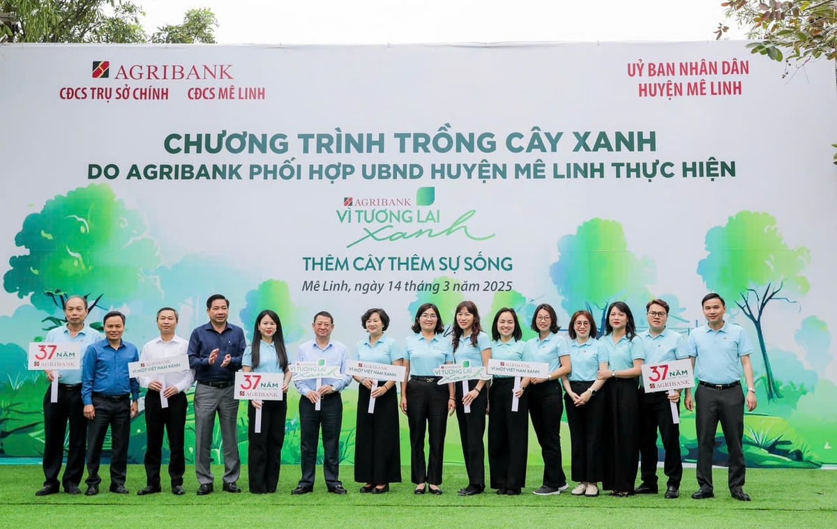 Các đại biểu tham dự sự kiện chụp ảnh lưu niệm. Ảnh: Agribank.