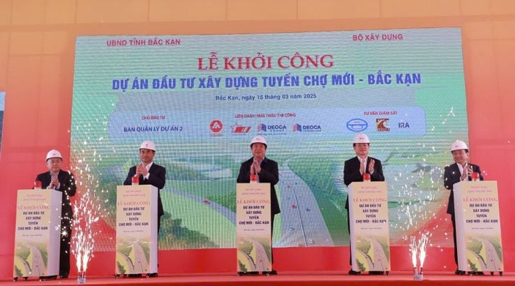 Các đại biểu bấm nút khởi công Dự án đầu tư xây dựng tuyến cao tốc Chợ Mới - Bắc Kạn. Ảnh: Ngọc Tú.