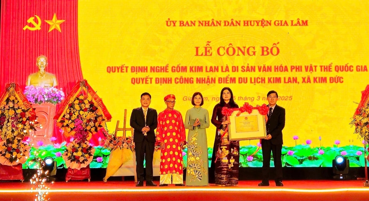 Ông Nông Quốc Thành - Cục phó Cục Di sản văn hoá, Bộ Văn hoá thể thao và du lịch (đầu tiên từ phải qua trái) trao Quyết định Nghề gốm Kim Lan là Di sản văn hoá phí vật thể Quốc Gia cho huyện Gia Lâm. Ảnh: Nguyễn Trường.