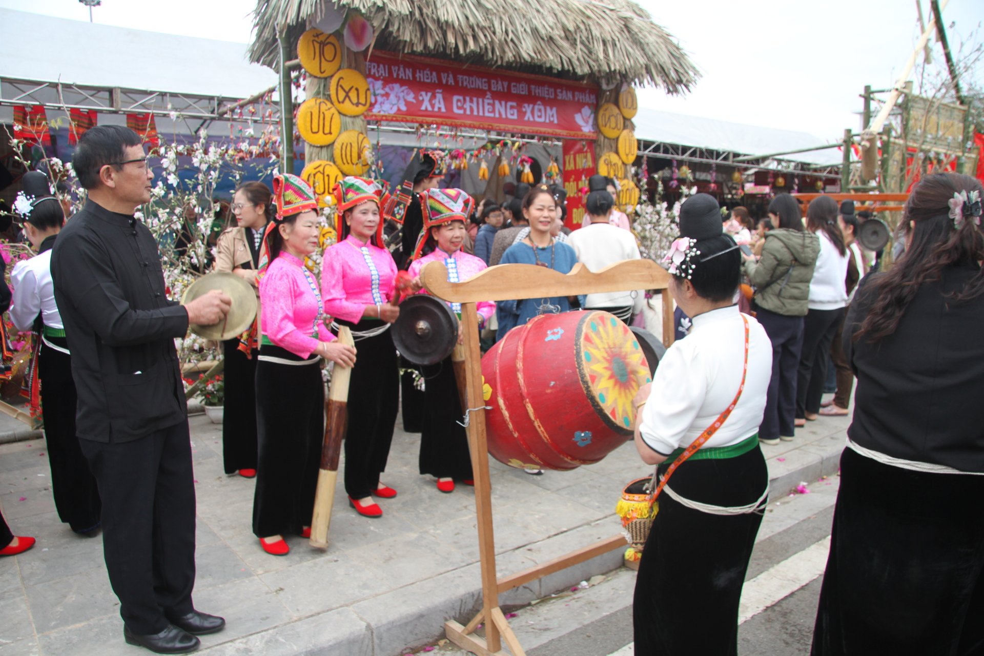 Tại các gian trại còn diễn ra các hoạt động giao lưu, trình diễn văn hóa cộng đồng, như: Hát, múa, trò chơi dân gian, trải nghiệm dệt thổ cẩm, uống rượu cần… Ảnh: Nguyễn Nga.