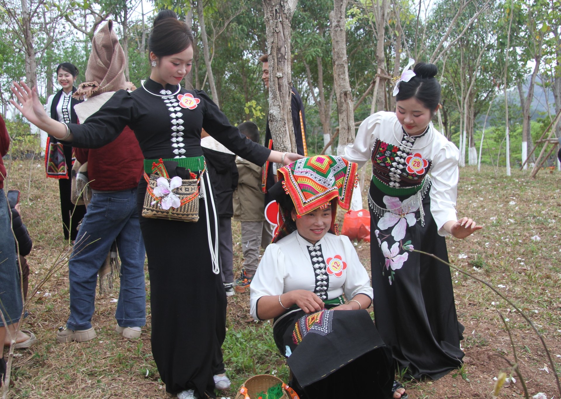 Phần thi người đẹp Hoa ban với 24 thí sinh đến từ 12 xã, phường trên địa bàn Thành phố, đã trình diễn trang phục dân tộc Thái nguyên bản và cách tân. Ảnh: Nguyễn Nga.