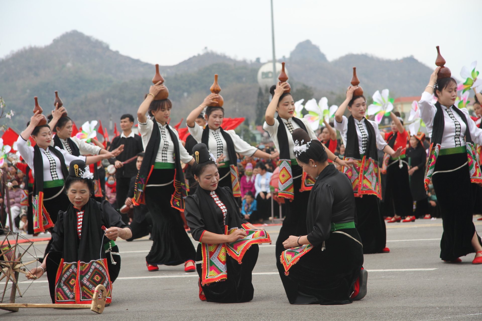 Các đội thi đã mang đến cho khán giả các điệu xòe cổ truyền thống, như 'Khắm khăn mời lẩu'(nâng khăn mời rượu); điệu 'Phá xí' (bổ bốn); điệu 'đổn hôn' (tiến lùi); điệu 'Nhôm khăn' (tung khăn); điệu 'Ỏm lọm tốp mứ' (vòng tròn vỗ tay) và điệu 'khắm khen' (nắm tay)… Ảnh: Nguyễn Nga.