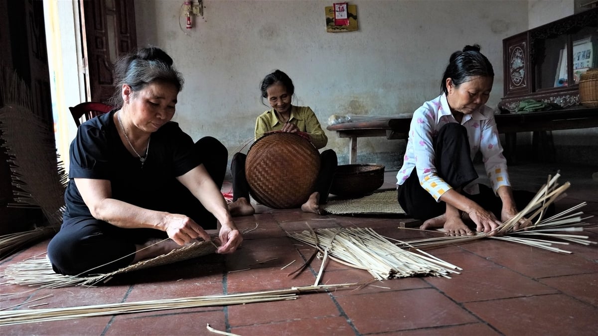 Người dân Tây Sơn 'họp xóm' để cùng 'đan' ước mơ giữ lửa nghề. Ảnh: Minh Toàn.