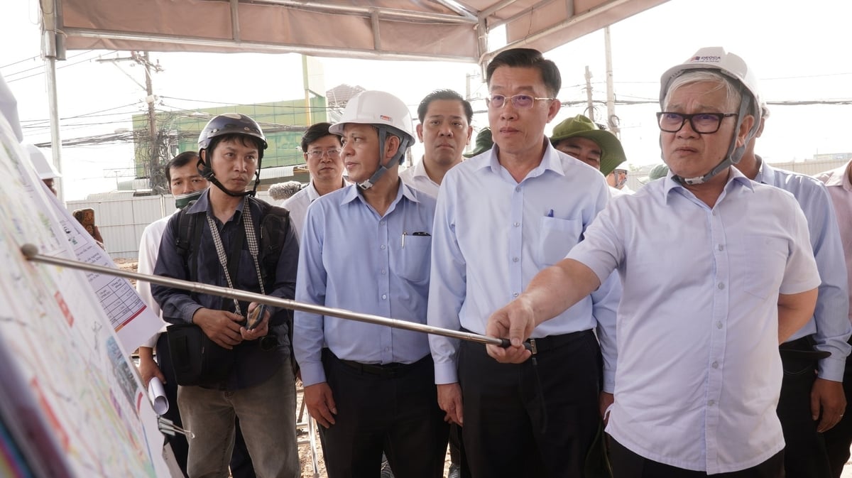 Bí thư Tỉnh ủy Bình Dương Nguyễn Văn Lợi (ngoài cùng bên phải) dẫn đầu đoàn công tác khảo sát và kiểm tra tiến độ triển khai dự án đường Vành đai 3 TP.HCM. Ảnh: Trần Phi.