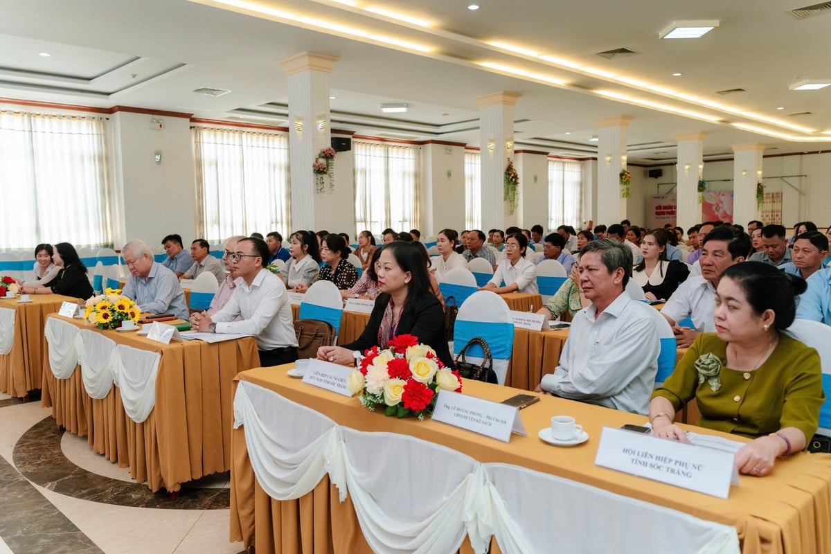 Hơn 120 đại biểu là đại diện các cơ quan Trung ương chính quyền địa phương tại Trà Vĩnh và Sóc Trăng, các tổ chức quốc tế và cộng đồng hưởng lợi tham dự Lễ khởi động dự án về phát huy vai trò của phụ nữ trong giảm nhẹ rủi ro thiên tai. Ảnh: Trung Nguyên.