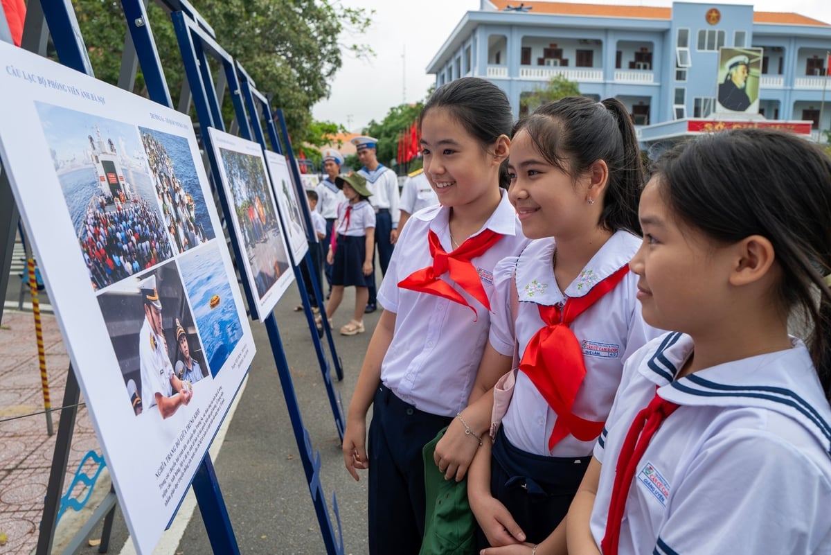 Con em cán bộ, chiến sỹ Vùng 4 Hải quân tham quan triển lãm ảnh, sáng 17/3. Ảnh: CLB Phóng viên ảnh Hà Nội.