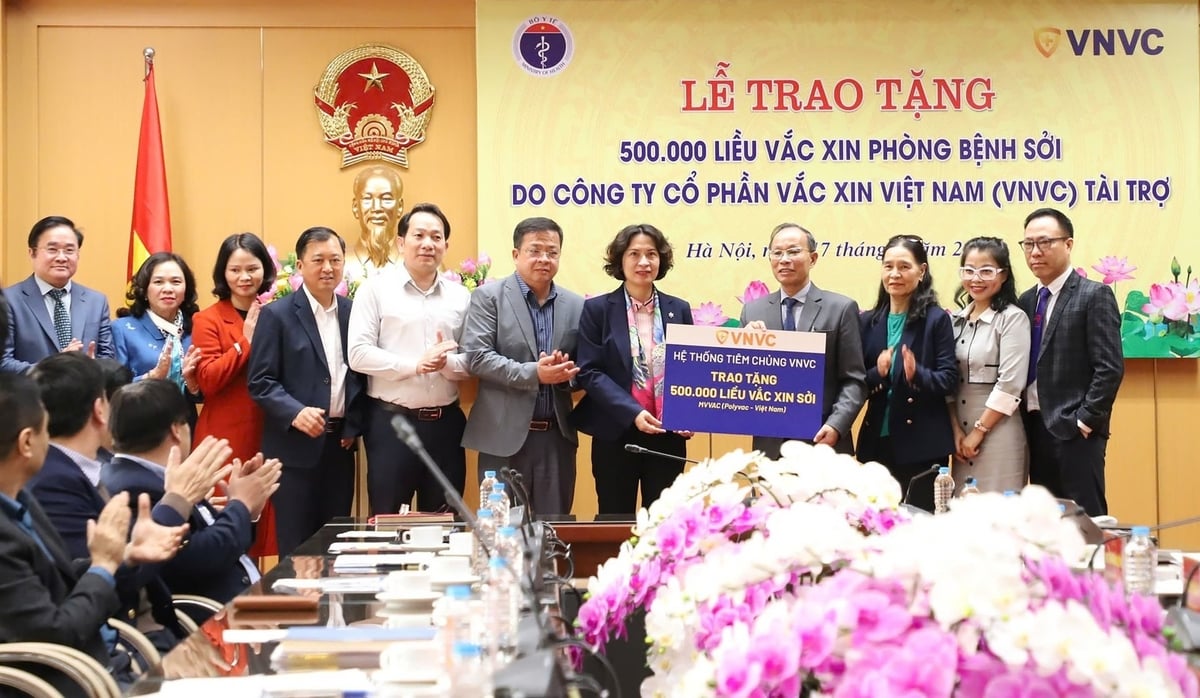 ThS.BS Nghiêm Trần Dũng, đại diện Hệ thống tiêm chủng VNVC trao tặng 500.000 liều vacxin sởi (MVVAC) cho Thứ trưởng Bộ Y tế Nguyễn Thị Liên Hương. Ảnh: VNVC.