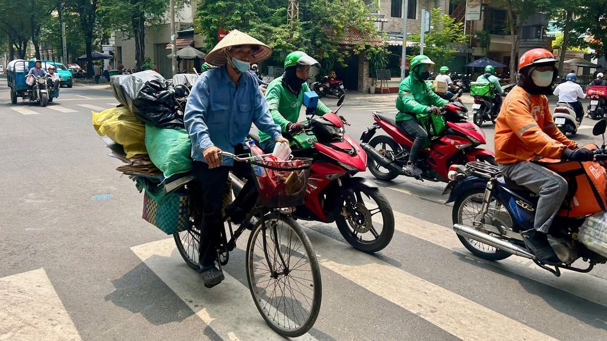 Khu vực Nam Bộ, bao gồm TP.HCM tiếp tục trải qua thời tiết nắng nóng và mưa trái mùa trong tuần này. Ảnh: Trần Phi.