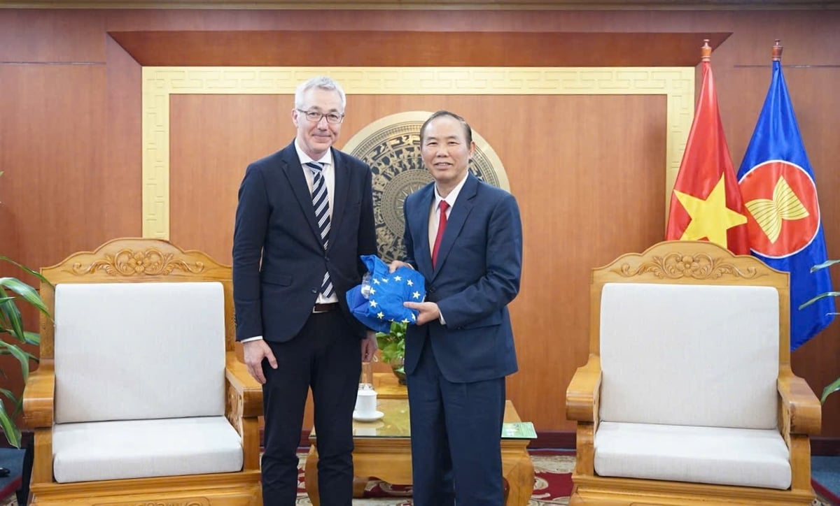 EFPRA President Robert Figgener presents a souvenir to the leader of the Ministry of Agriculture and Environment. Photo: Linh Linh.