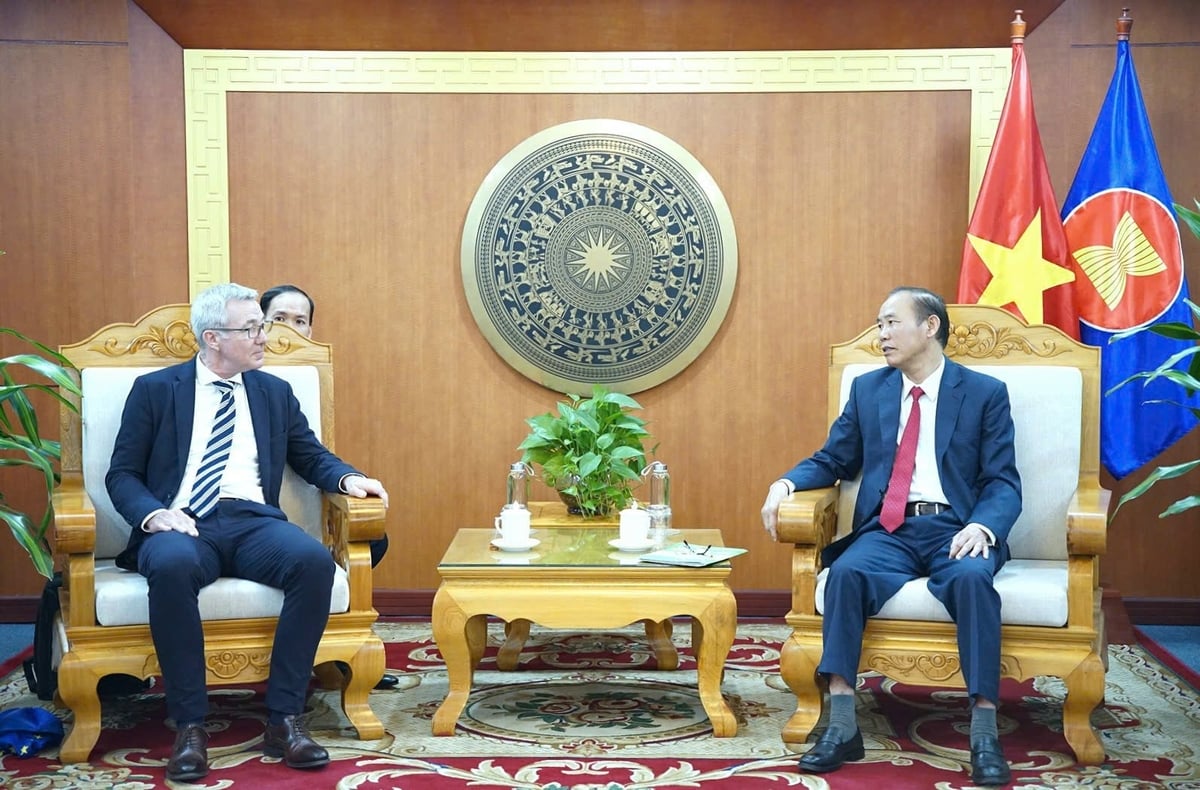 Deputy Minister of Agriculture and Environment Phung Duc Tien (right) received Mr. Robert Figgener, President of the European Animal Protein and Fat Processors Association (EFPRA). Photo: Linh Linh.