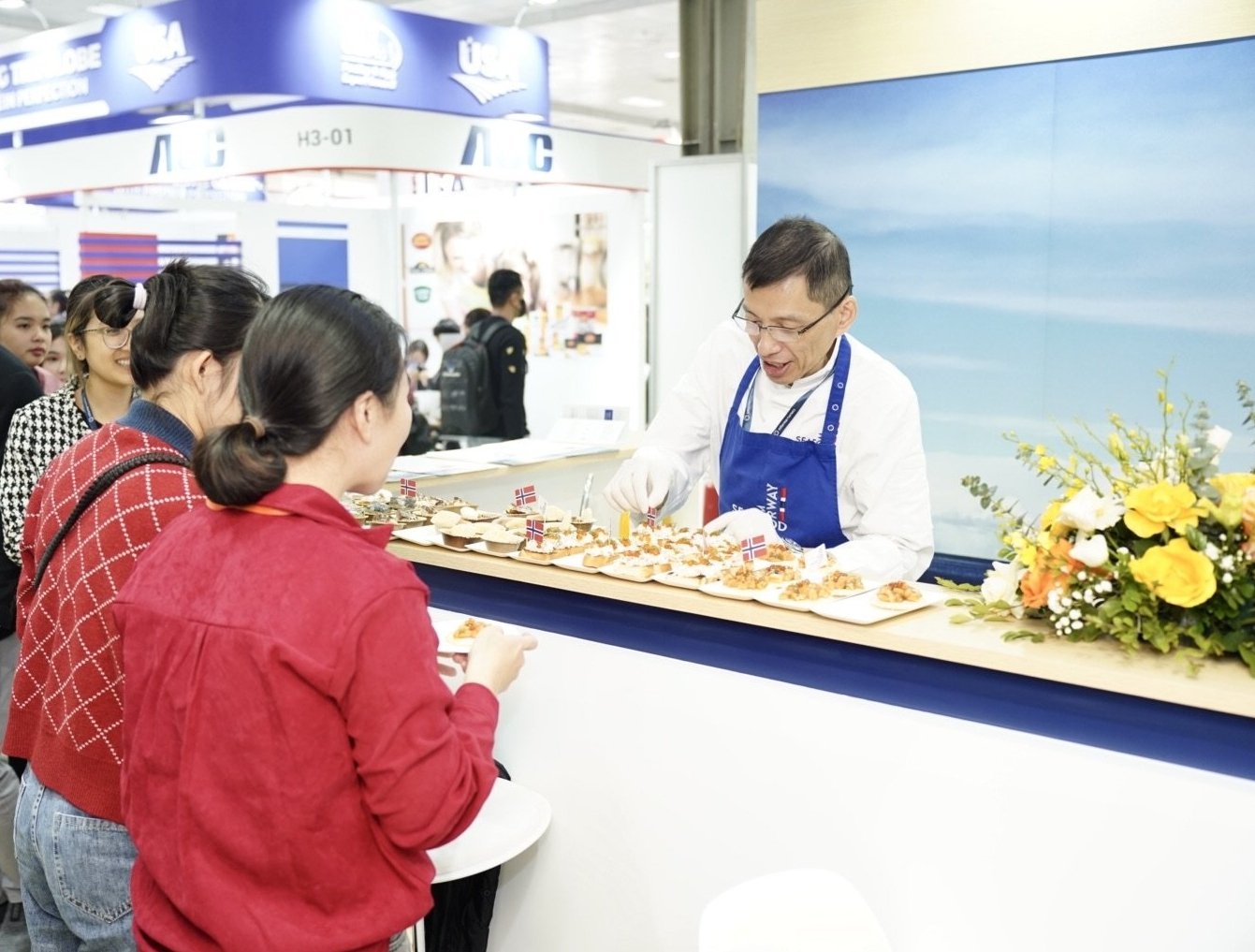 NSC's booth introducing Norwegian salmon attracted the attention of many Vietnamese consumers. Photo: HT.