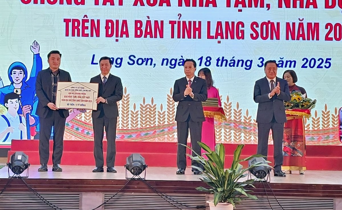 Nhiều doanh nghiệp, mạnh thường quân đã ủng hộ tỉnh Lạng Sơn hàng chục tỷ đồng để xóa nhà tạm, nhà dột nát. Ảnh: Hoàng Nghĩa.