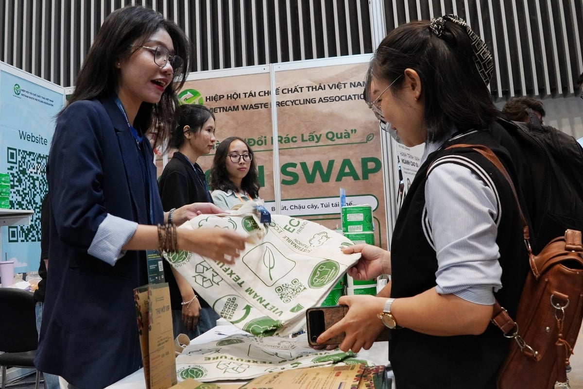 Gian hàng GREEN SWAP - Đổi rác lấy quà, một sáng kiến nhằm khuyến khích ý thức phân loại và tái chế rác thải nhựa trong cộng đồng của Hiệp hội Tái chế Chất thải Việt Nam. Ảnh: Nguyễn Thủy.