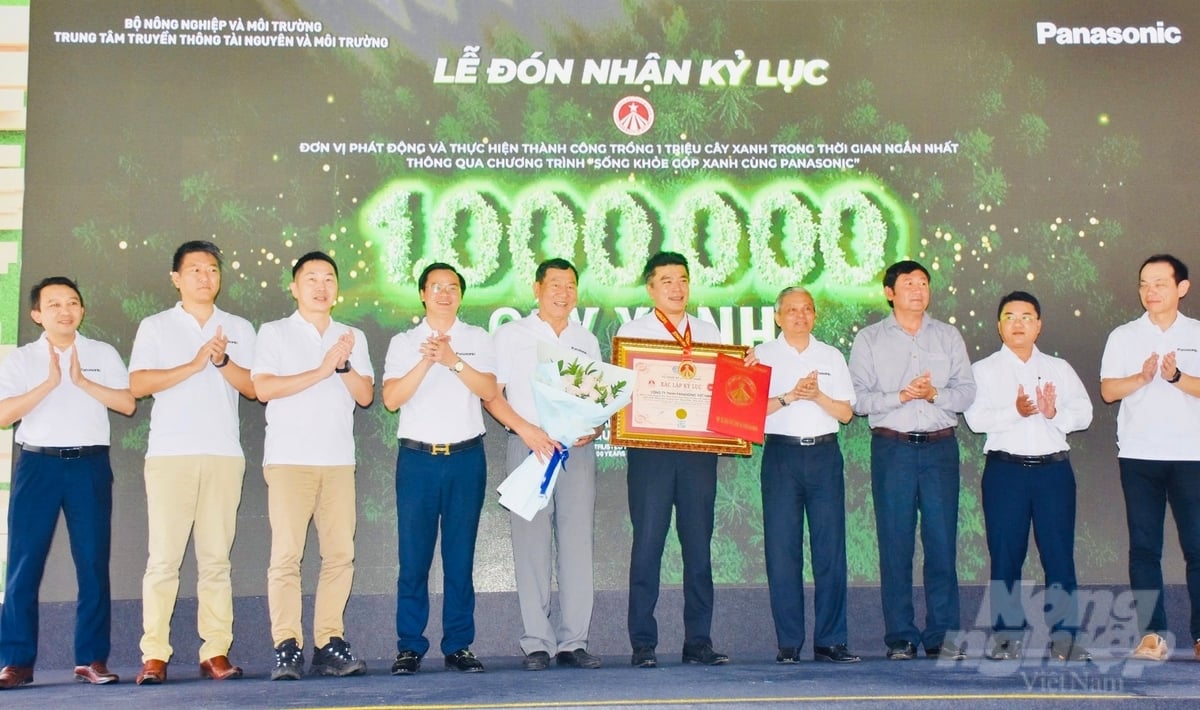 A Panasonic representative receives the certificate for the record '1 million trees planted in Vietnam in the shortest time' from the Vietnam Records Organization. Photo: Trong Linh.