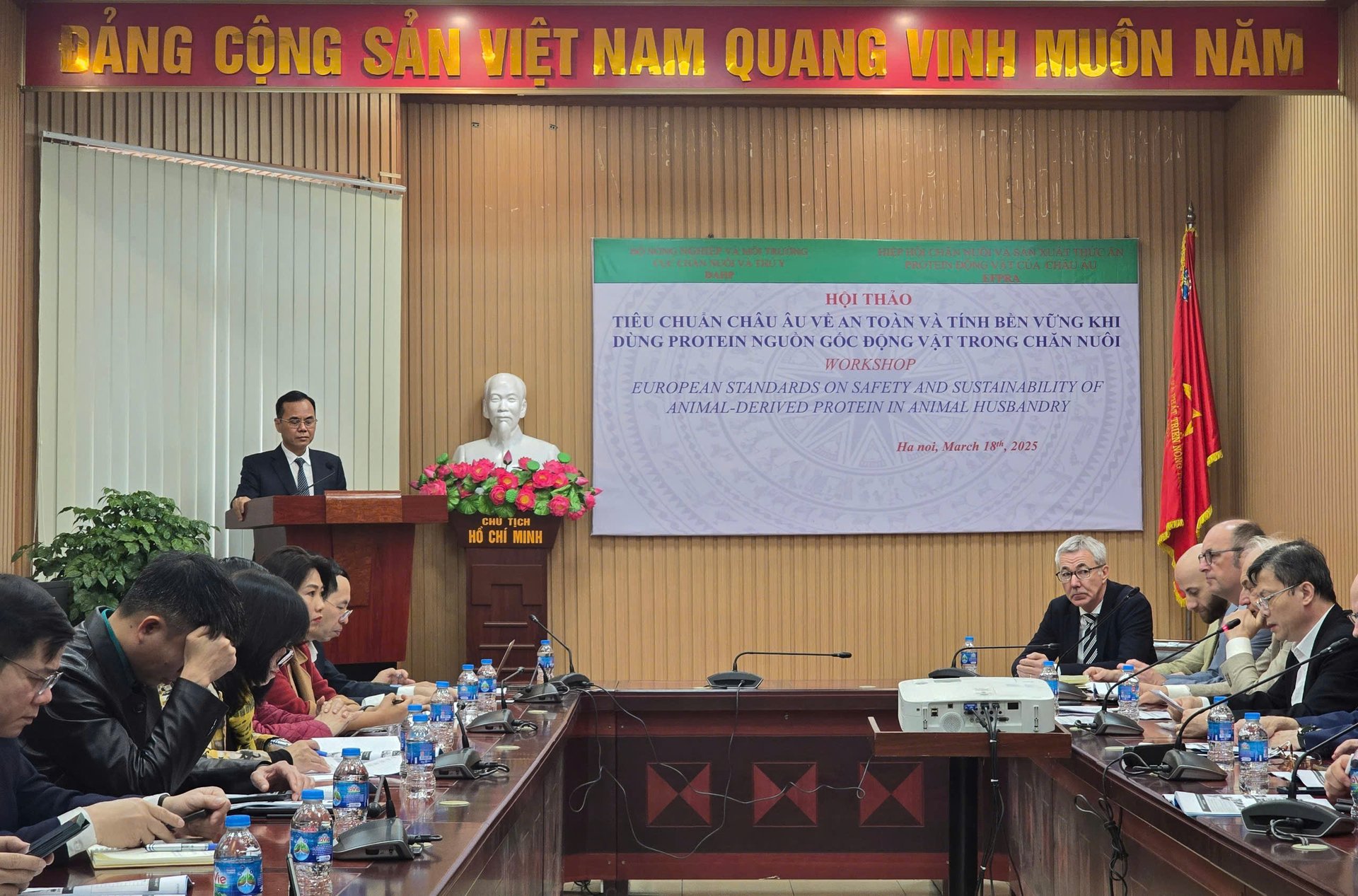 Mr. Pham Kim Dang, Deputy Director of the Department of Animal Husbandry and Veterinary Medicine, spoke at the Workshop. Photo: Linh Linh.