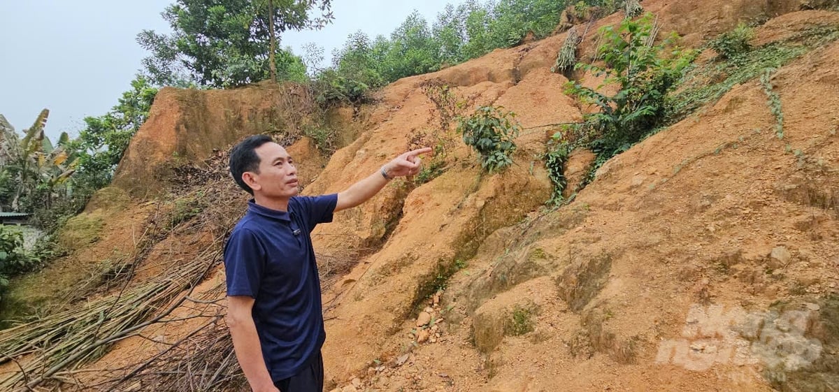 Khu vực có nguy cơ sạt lở đe dọa an toàn của gia đình ông Bùi Sỹ Nguyên. Ảnh: Quốc Toản.