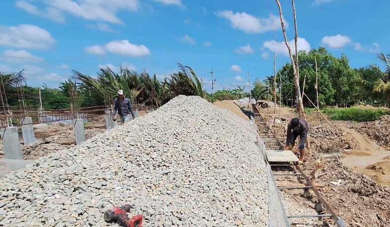 Công nhân của đơn vị thi công đang khẩn trương xây dựng các hạng mục của Trạm cấp nước tập trung tại xã Vĩnh Tân, TX Vĩnh Châu, tỉnh Sóc Trăng. Ảnh Lê Hùng. 