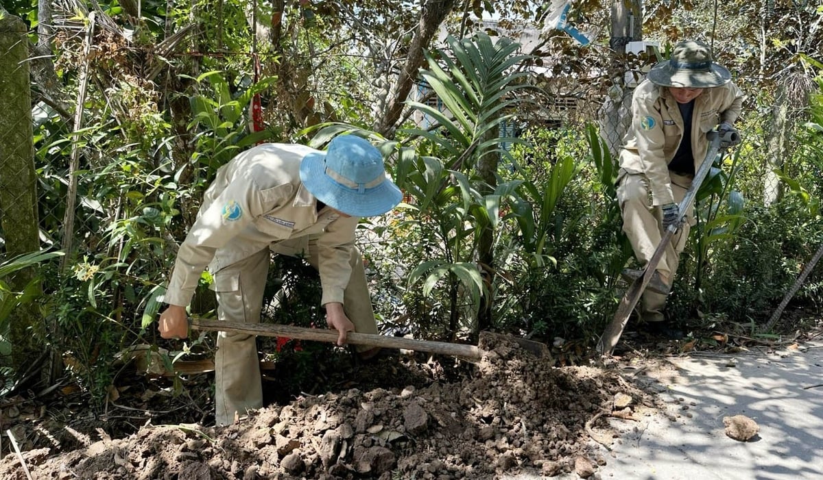 Công nhân của Trung tâm NS&VSMTNT tỉnh Sóc Trăng đang khẩn trương đào đất, lắp đặt đường ống để cung cấp nước sạch cho người dân sử dụng. Ảnh: Lê Hùng.