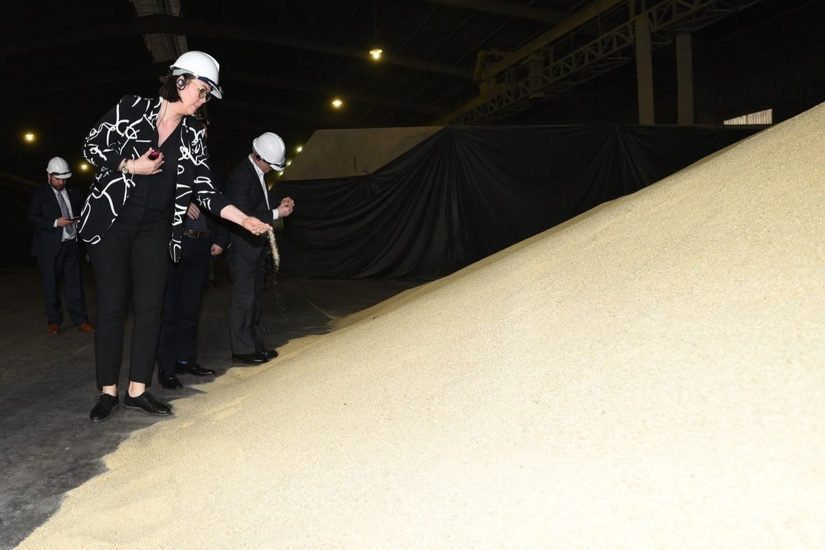 US Under Secretary of Agriculture Alexis Taylor visits a factory using imported materials from the US during her visit to Vietnam. Photo: Tung Dinh.